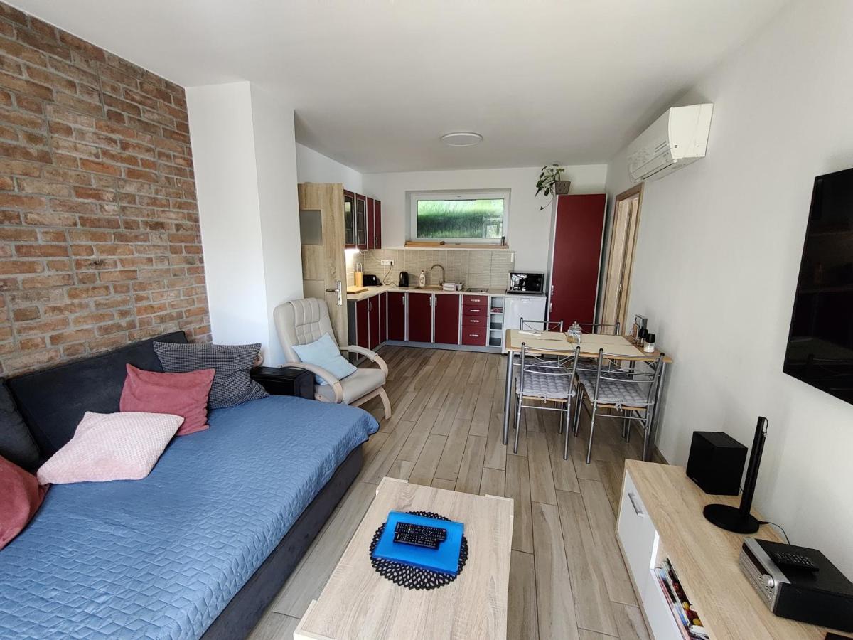 Apartman Pod Lipou - Samostatny Objekt Jaromer Exterior photo